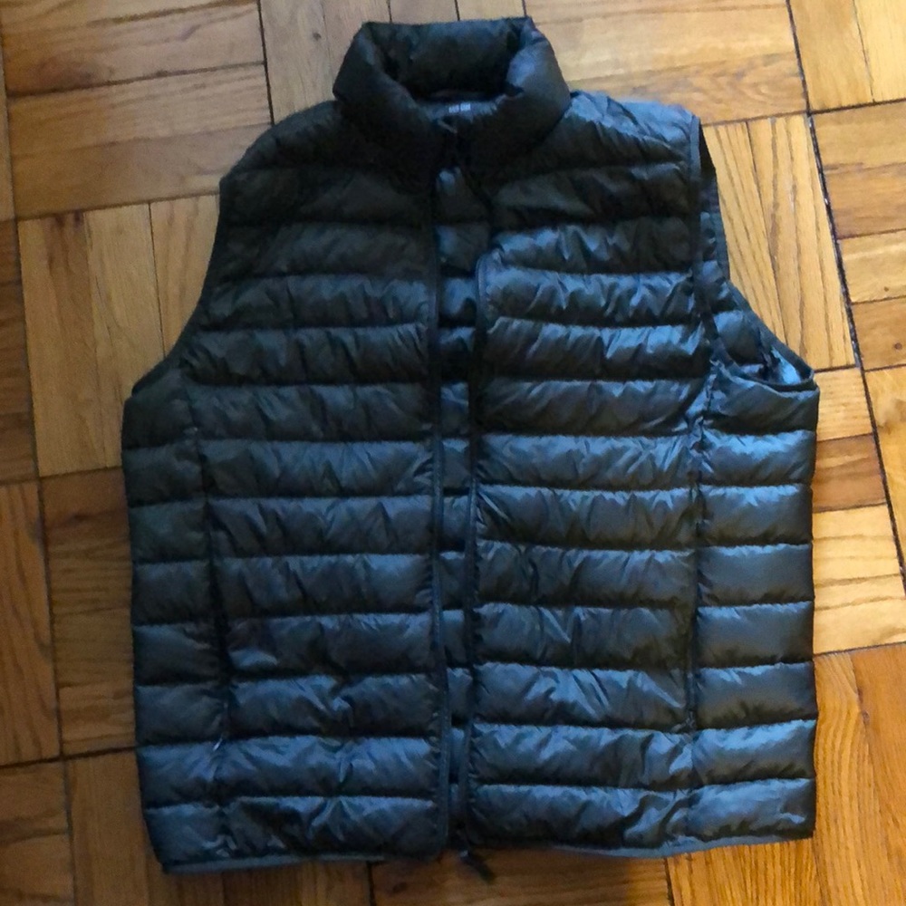 Lightweight puffy vest dark grey color. EUC